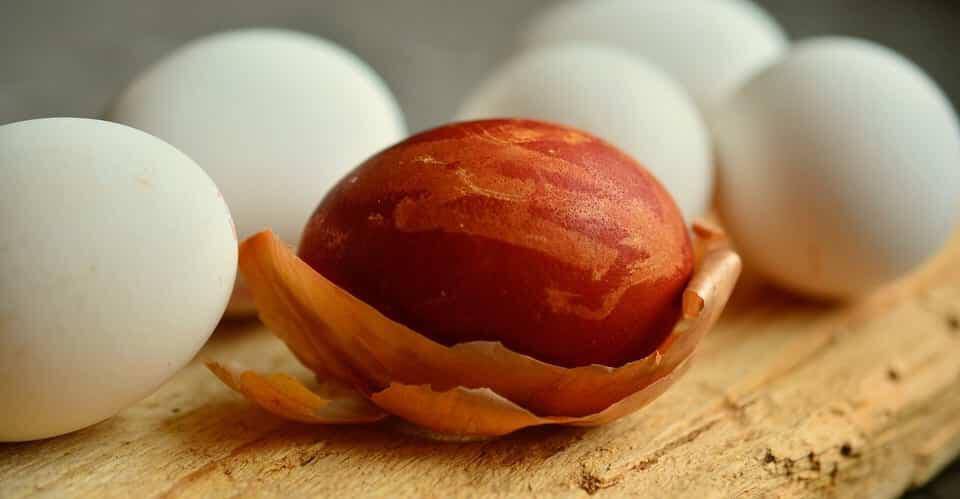 Βαφή πασχαλινών αυγών με κρεμμύδια