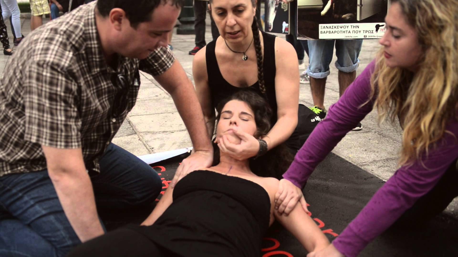 Φιλόζωοι ακτιβιστές μαρκάρουν το σώμα τους στην πλατεία Συντάγματος
